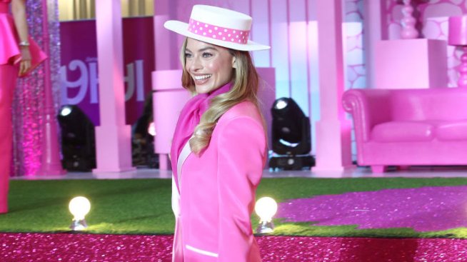 Марго Роби демонстрира перфектните си стъпала на премиерата на „Барби“ в Сеул