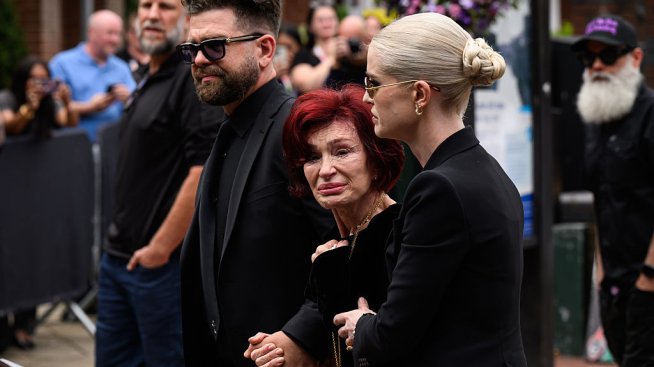 Съкрушената Шарън Озбърн и децата ѝ се обединиха на погребалната процесия на Ози в Бирмингам