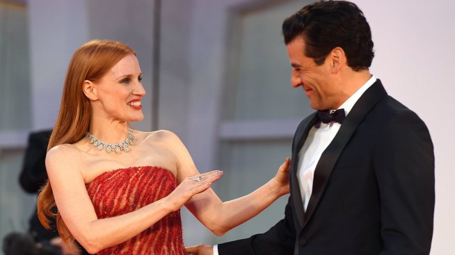 Оскар Айзък пеел на Джесика Частейн, за да я успокои по време на интимните им сцени