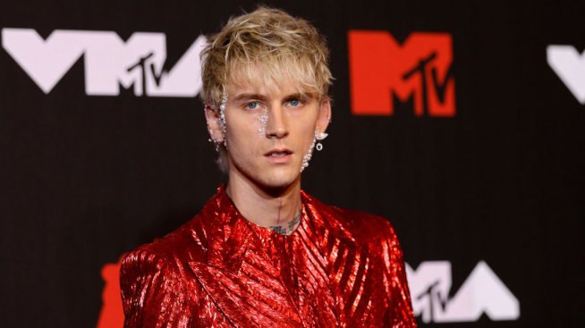 Епизод пореден: Machine Gun Kelly отново счупи чаша в главата си