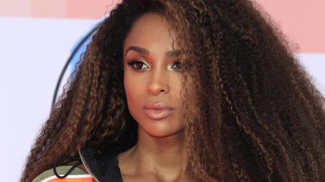 Пълна промяна – Сиара отряза косата си 