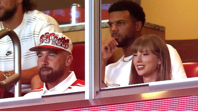 В облак от щастие - Тейлър Суифт и Травис Келси не спряха да се усмихват на първата си поява след годежа