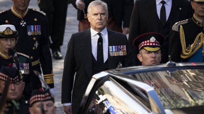 Чарлз III в безизходица – брат му Андрю не ще да се мести 