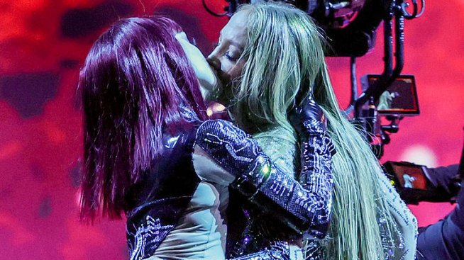 Твърде отчаяно – Джей Ло беше остро критикувана за лесбийската целувка, която никак не ѝ отива