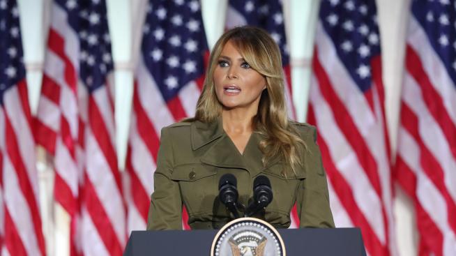 Защо Мелания Тръмп винаги позира с отворена уста?