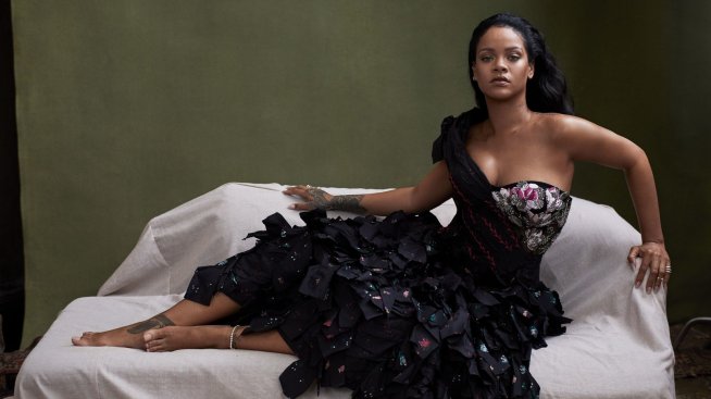 Риана с историческа корица за Vogue