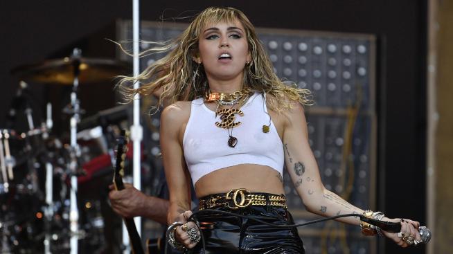 Майли Сайръс отново е необвързана