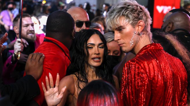 Проблем? Меган Фокс и Machine Gun Kelly отложиха сватбата