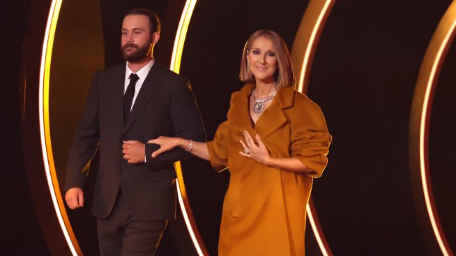 Селин Дион в емоционална прегръдка със сина си Рене преди трогателното изпълнение в Париж