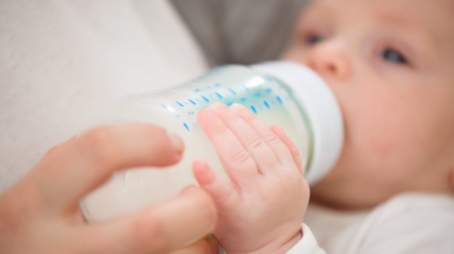 Азис умили феновете, хранейки бебе