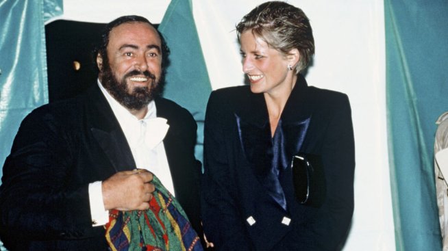 Историята зад мократа коса на принцеса Даяна на снимката с Лучано Павароти