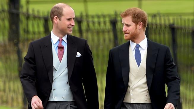 Принц Уилям разочарован от отношението на Хари към кралицата