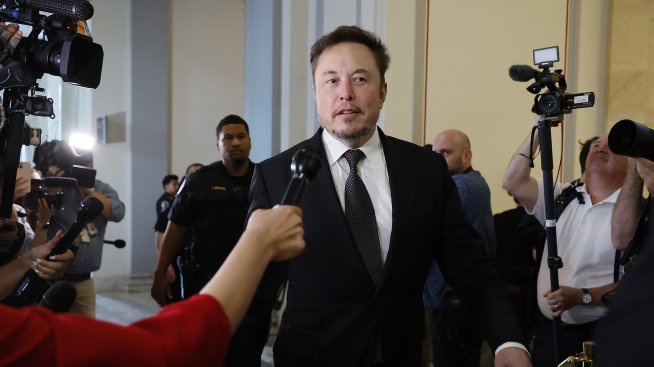 Илон Мъск защити Ръсел Бранд: нарече обвиненията към него „лов на вещици“