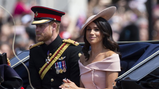 Принц Хари и Меган Маркъл държат в постоянно напрежение Елизабет II