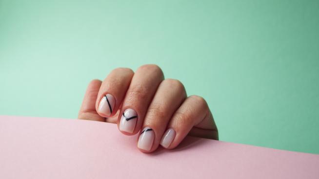 Графически минимализъм – тренд за пролетен маникюр