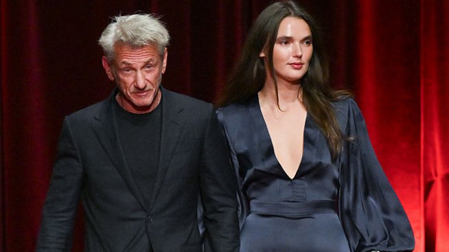 65-годишният Шон Пен направи рядка публична поява с бляскавата си приятелка Валерия Ников