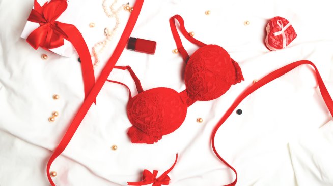 Защо да носим червено бельо на Нова година