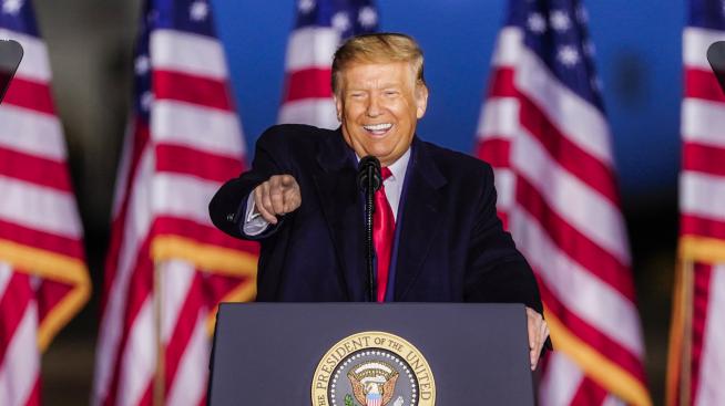 Бившият модел Ейми Дорис обвини Доналд Тръмп в сексуално посегателство