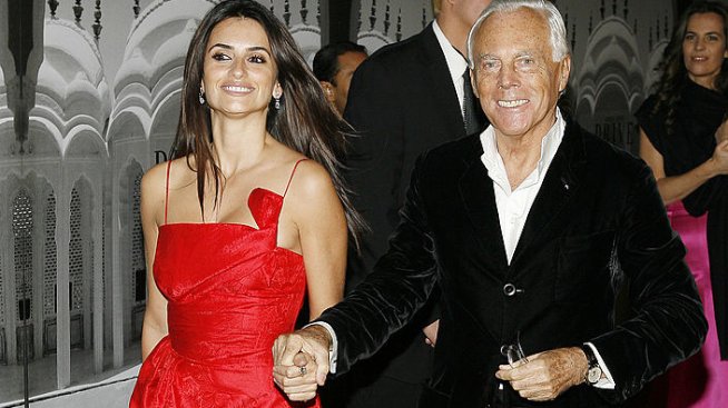 Най-изящните холивудски рокли на Джорджо Армани - от черния минижуп на Анджелина Джоли до прозрачната на Гуинет Полтроу