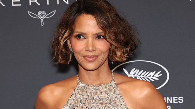 Хали Бери на 59 – звездата посрещна празника по бански и с чувство за хумор