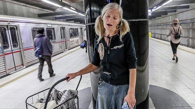 Сбъдната мечта: Бездомна жена стана певица