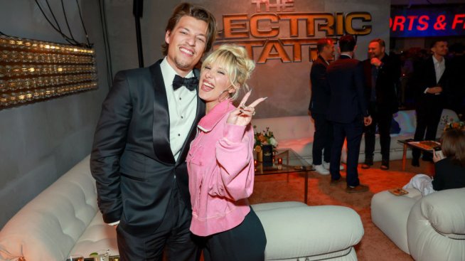 Мили Боби Браун с първа снимка на новородената си дъщеричка