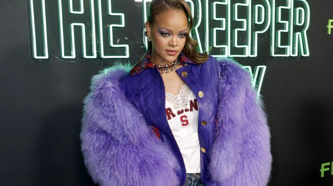 Риана се завърна на червения килим в готиното кожено палто 