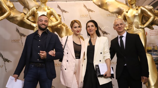 Мария Бакалова и гаджето ѝ Валери се местят в САЩ?