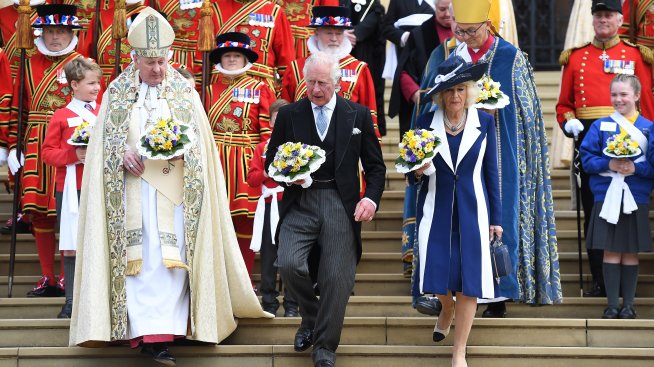 Принц Чарлз раздаде специални монети вместо кралицата 
