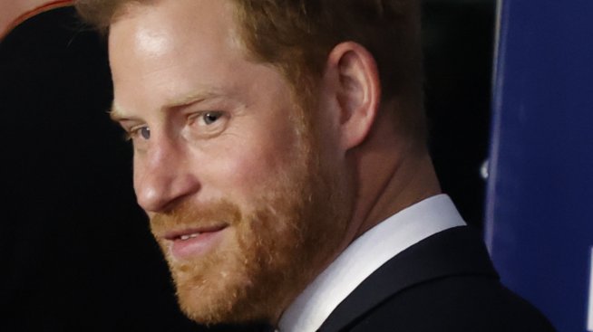 Принц Хари с привилегии от кралица Елизабет II, за които принц Уилям само мечтае