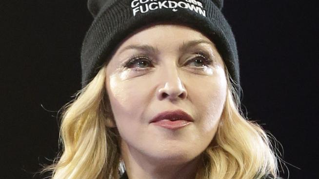 Провокативна и на 62: Мадона със селфита по еротично бельо