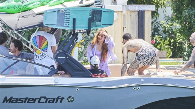 След опита с Том Круз, Шакира се насочи към Луис Хамилтън