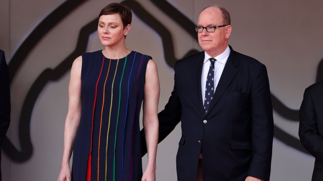 Напук на тенденциите - принцеса Шарлийн потъмни косата си