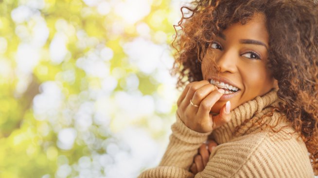 Бижутата по зъбите – странната тенденция, която се завръща