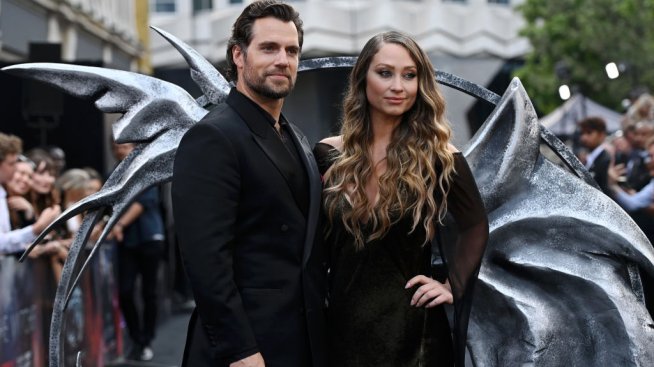 Екссупермен: Хенри Кавил се появи с приятелката си, ден след като обявиха наследника му