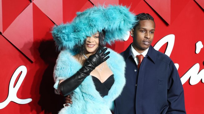 Заподозряха Риана в трета бременност