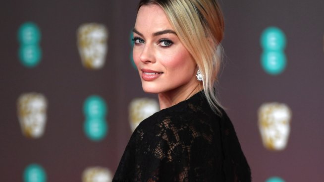 Марго Роби избира бебешки дрешки. Бременна ли е? 