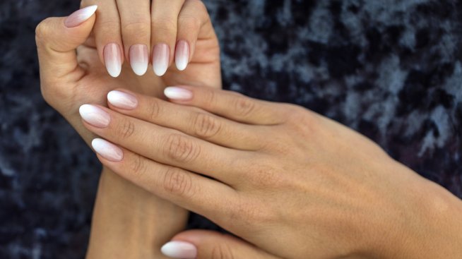 Летен маникюр: Опитайте блестящо омбре