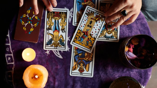 Таро прогноза за декември 2025 г.: Какво очаква всяка зодия?