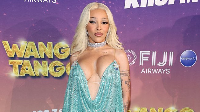 Doja Cat се появи с разместени гръдни импланти на червения килим