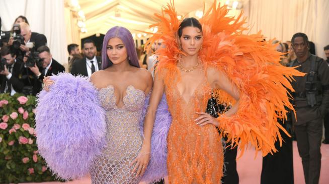 Съдят Кендъл и Кайли Дженър заради бельо