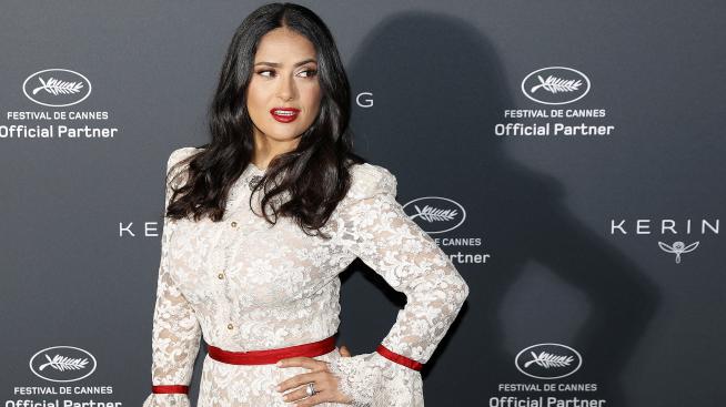 Салма Хайек посреща лятото с нов цвят на косата