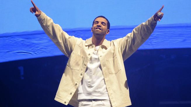 Дрейк сподели нови снимки на сина си по случай рождения му ден