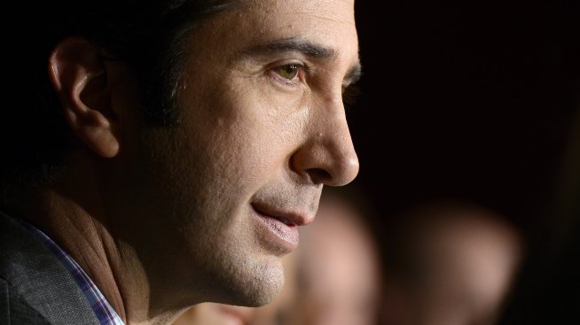 Дейвид Шуимър показва готварските си умения за кауза