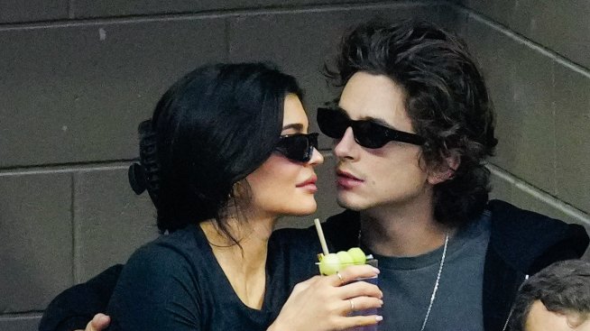 Кайли Дженър подкрепи гаджето си Тимъти Шаламе, който се изяви като водещ на Saturday Night Live