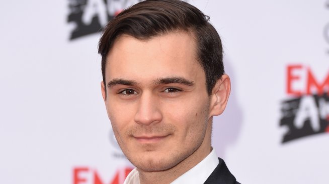 Юлиан Костов взе гаджето в Тайланд, където ще снима „Белият лотос“