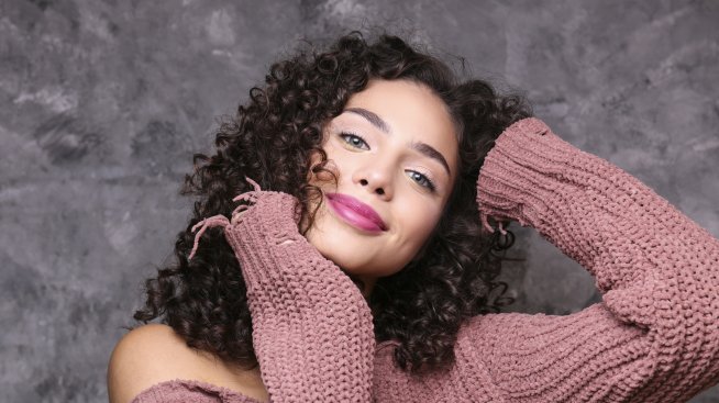 Най-стилните прически за къдрава коса, които да си направите този сезон