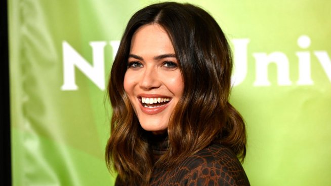 Майка герой: Манди Мур кърми докато изкачва връх