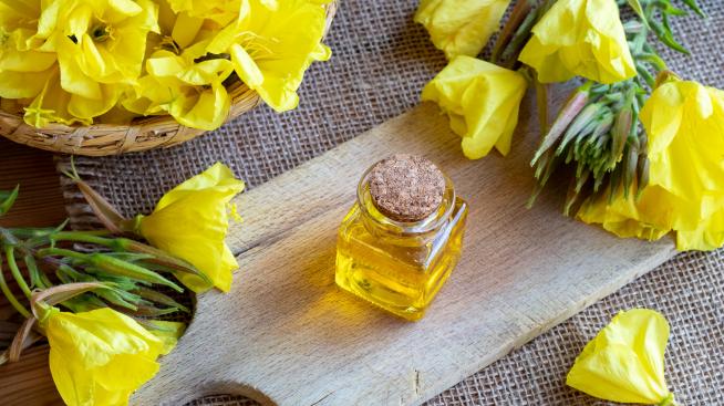 Масло от вечерна иглика: 6 доказани ползи от приема му