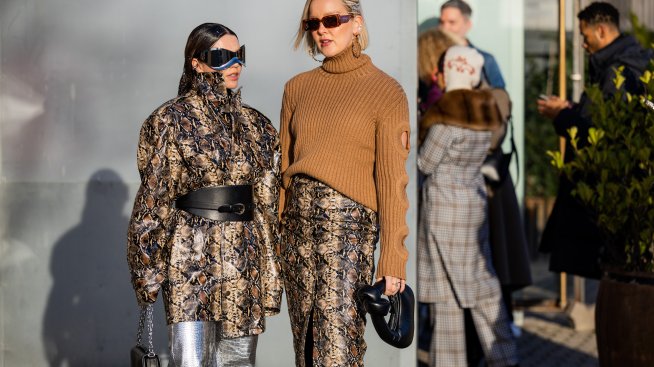 Панталони за пролет 2023 – металик модели носят шик 